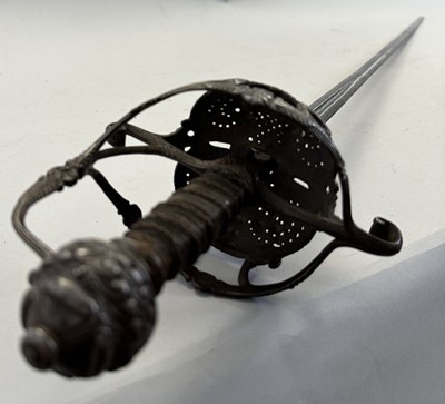 Lot 161 - A FINE ENGLISH DISH-HILT RAPIER, MID-17TH CENTURY