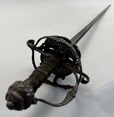 Lot 161 - A FINE ENGLISH DISH-HILT RAPIER, MID-17TH CENTURY