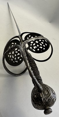 Lot 159 - A FINE NORTH EUROPEAN RAPIER WITH SILVER-ENCRUSTED HILT, CIRCA 1600-20, ENGLISH OR GERMAN