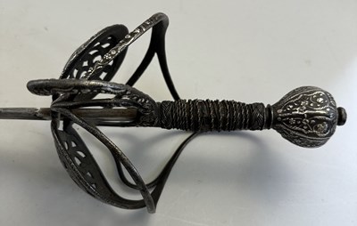 Lot 159 - A FINE NORTH EUROPEAN RAPIER WITH SILVER-ENCRUSTED HILT, CIRCA 1600-20, ENGLISH OR GERMAN