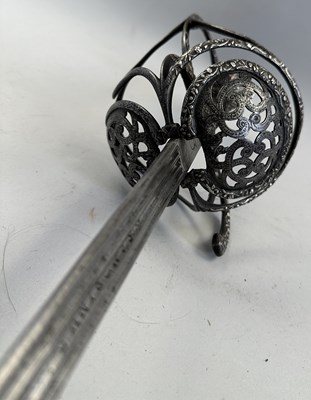 Lot 159 - A FINE NORTH EUROPEAN RAPIER WITH SILVER-ENCRUSTED HILT, CIRCA 1600-20, ENGLISH OR GERMAN