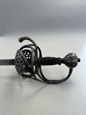 Lot 159 - A FINE NORTH EUROPEAN RAPIER WITH SILVER-ENCRUSTED HILT, CIRCA 1600-20, ENGLISH OR GERMAN