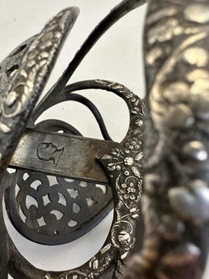 Lot 159 - A FINE NORTH EUROPEAN RAPIER WITH SILVER-ENCRUSTED HILT, CIRCA 1600-20, ENGLISH OR GERMAN