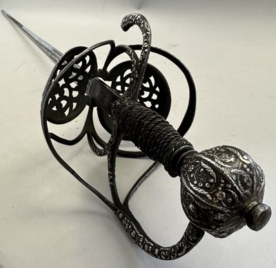 Lot 159 - A FINE NORTH EUROPEAN RAPIER WITH SILVER-ENCRUSTED HILT, CIRCA 1600-20, ENGLISH OR GERMAN
