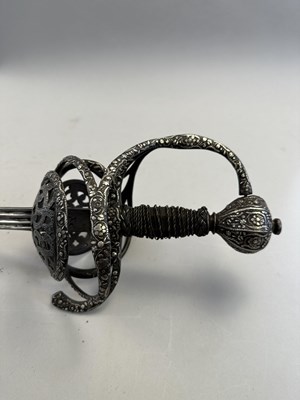 Lot 159 - A FINE NORTH EUROPEAN RAPIER WITH SILVER-ENCRUSTED HILT, CIRCA 1600-20, ENGLISH OR GERMAN