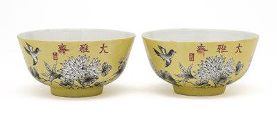 Lot 95 - A PAIR OF CHINESE YELLOW-GROUND GRISAILLE-DECORATED 'DAYAZHI' BOWLS, QING DYNASTY, 19TH CENTURY