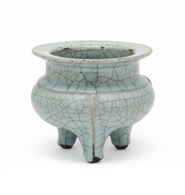 Lot 68 - A CHINESE SONG-STYLE 'GE-TYPE' TRIPOD CENSER, QING DYNASTY