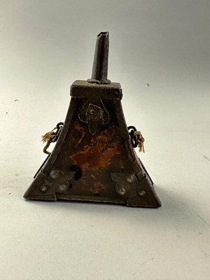 Lot 29 - A SMALL CHARGE FLASK, LATE 16TH/EARLY 17TH CENTURY, POSSIBLY GERMAN
