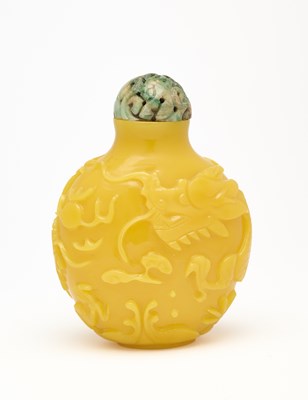 Lot 91 - A LARGE CHINESE OPAQUE YELLOW GLASS SNUFF BOTTLE