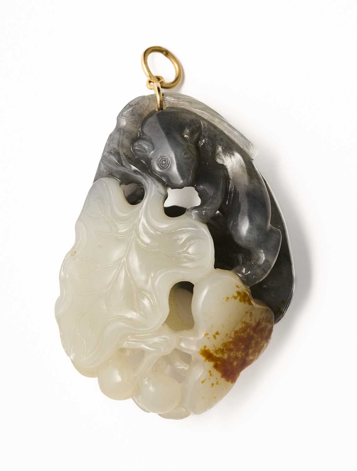 Lot 15 - A CHINESE GREY AND WHITE JADE CARVING OF A SQUIRREL AND GRAPEVINE, QING DYNASTY, 19TH CENTURY