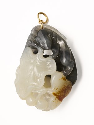 Lot 15 - A CHINESE GREY AND WHITE JADE CARVING OF A SQUIRREL AND GRAPEVINE, QING DYNASTY, 19TH CENTURY