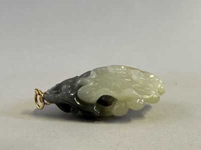 Lot 15 - A CHINESE GREY AND WHITE JADE CARVING OF A SQUIRREL AND GRAPEVINE, QING DYNASTY, 19TH CENTURY