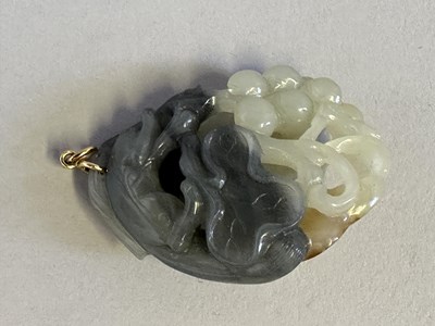 Lot 15 - A CHINESE GREY AND WHITE JADE CARVING OF A SQUIRREL AND GRAPEVINE, QING DYNASTY, 19TH CENTURY