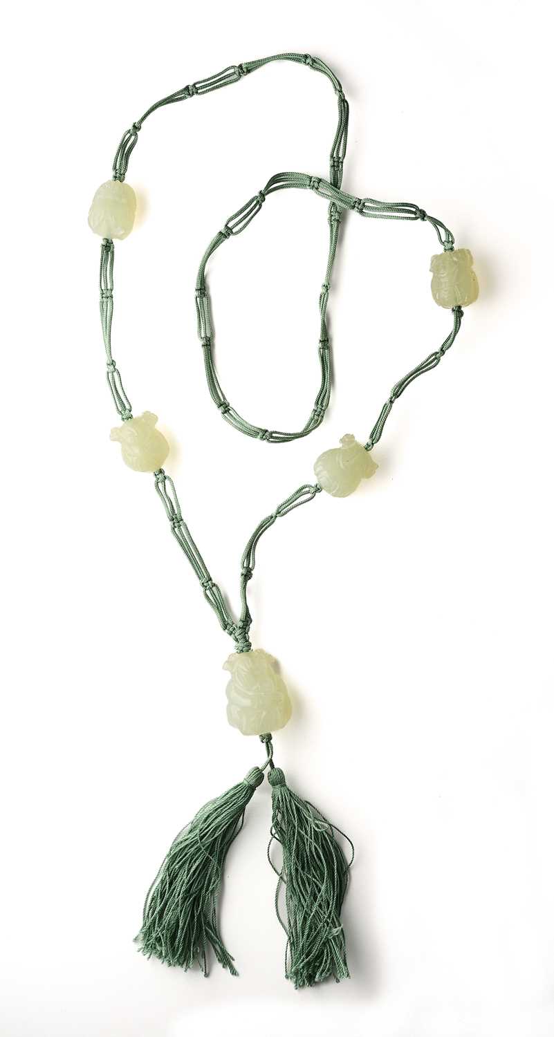 Lot 86 - A CHINESE JADE BEAD NECKLACE, 20TH CENTURY