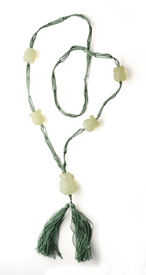 Lot 14 - A CHINESE JADE BEAD NECKLACE, 20TH CENTURY