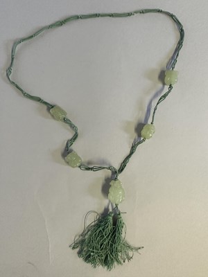 Lot 86 - A CHINESE JADE BEAD NECKLACE, 20TH CENTURY