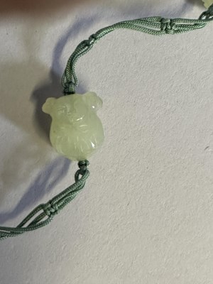 Lot 86 - A CHINESE JADE BEAD NECKLACE, 20TH CENTURY