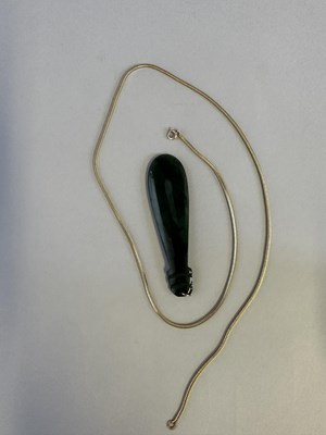 Lot 86 - A CHINESE JADE BEAD NECKLACE, 20TH CENTURY