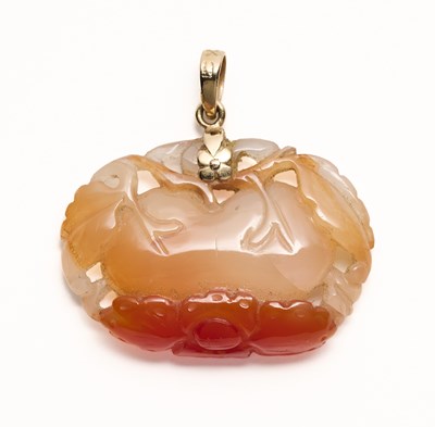 Lot 16 - A CHINESE AGATE ‘DOUBLE PEACH’ PENDANT, QING DYNASTY, 19TH CENTURY