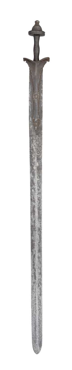 Lot 324 - A RARE SOUTH INDIAN SWORD (KHANDA), 17TH CENTURY