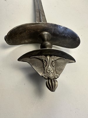 Lot 42 - A SOUTH INDIAN RAPIER, LATE 16TH/17TH CENTURY