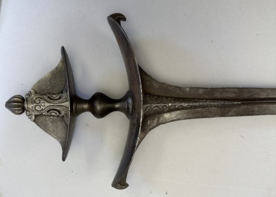 Lot 42 - A SOUTH INDIAN RAPIER, LATE 16TH/17TH CENTURY