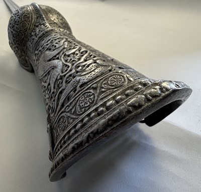 Lot 41 - A FINE SOUTH INDIAN SWORD (PATA), LATE 16TH/17TH CENTURY, POSSIBLY THANJAVUR, TAMIL NADU