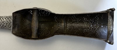 Lot 41 - A FINE SOUTH INDIAN SWORD (PATA), LATE 16TH/17TH CENTURY, POSSIBLY THANJAVUR, TAMIL NADU