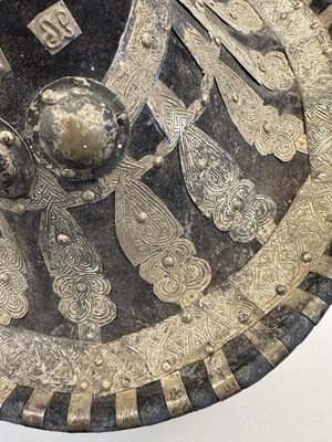Lot 565 - AN EAST AFRICAN WHITE-METAL MOUNTED HIDE SHIELD, LATE 19TH/20TH CENTURY