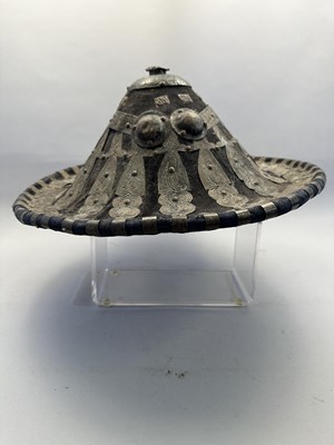 Lot 565 - AN EAST AFRICAN WHITE-METAL MOUNTED HIDE SHIELD, LATE 19TH/20TH CENTURY