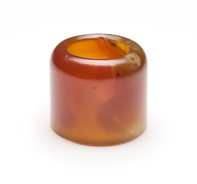 Lot 507 - □ A CHINESE AGATE ARCHERS RING, QING DYNASTY, 19TH CENTURY