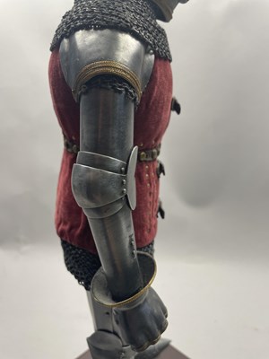 Lot 19 - A MINIATURE MILANESE ARMOUR, 1380-1390, BY ROY GREGORY, 20TH CENTURY