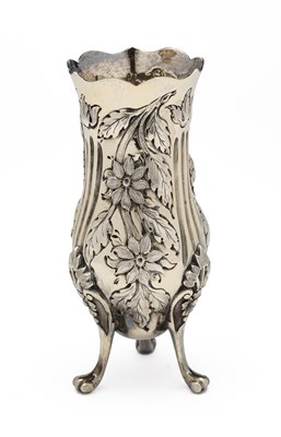 Lot 101 - AN EDWARDIAN SILVER-GILT VASE, FRAZER & HAWS, LONDON, 1907