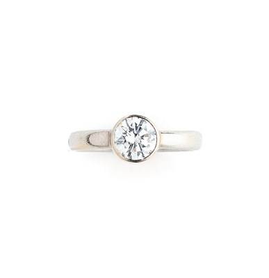 Lot 428 - DIAMOND RING