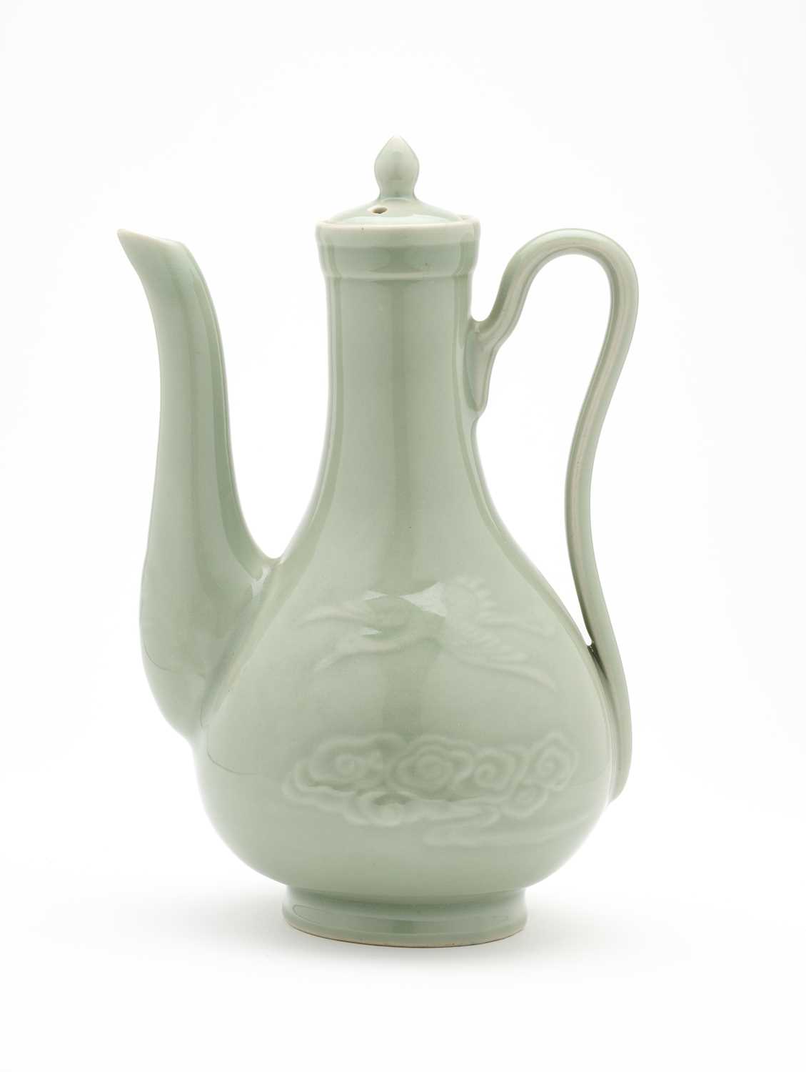 Lot 7 - A CHINESE CELADON-GLAZED EWER AND COVER