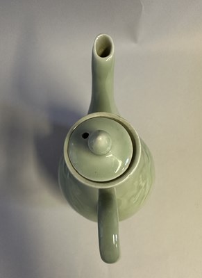 Lot 7 - A CHINESE CELADON-GLAZED EWER AND COVER