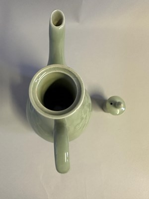 Lot 7 - A CHINESE CELADON-GLAZED EWER AND COVER