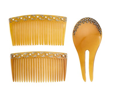 Lot 205 - A PAIR OF BELLE EPOQUE TORTOISESHELL DIAMOND AND SEED PEARL HAIR COMBS, CIRCA 1910