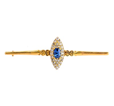 Lot 323 - SAPPHIRE AND DIAMOND BAR BROOCH, 1900s