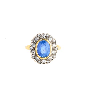 Lot 322 - SAPPHIRE AND DIAMOND RING