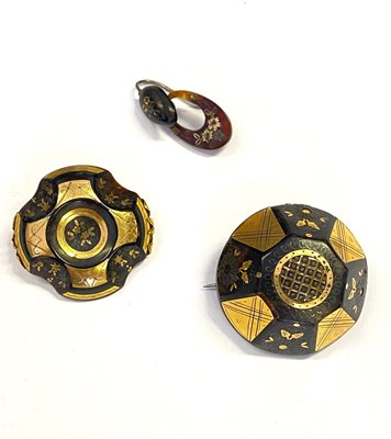 Lot 359 - GROUP OF TORTOISESHELL PIQUE WORK AND MOTHER-OF-PEARL JEWELLERY