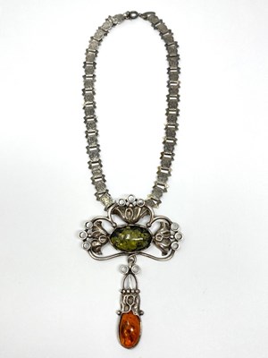 Lot 427 - SILVER AND AMBER PENDANT AND CHAIN