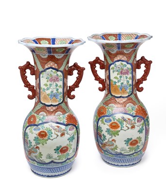 Lot 130 - A LARGE PAIR OF JAPANESE IMARI VASES, LATE EDO/EARLY MEIJI PERIOD (19TH CENTURY)