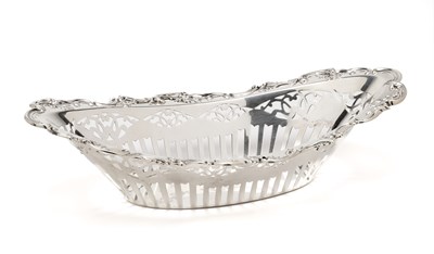 Lot 107 - AN EDWARDIAN SILVER BASKET, WALKER & HALL, SHEFFIELD, 1904