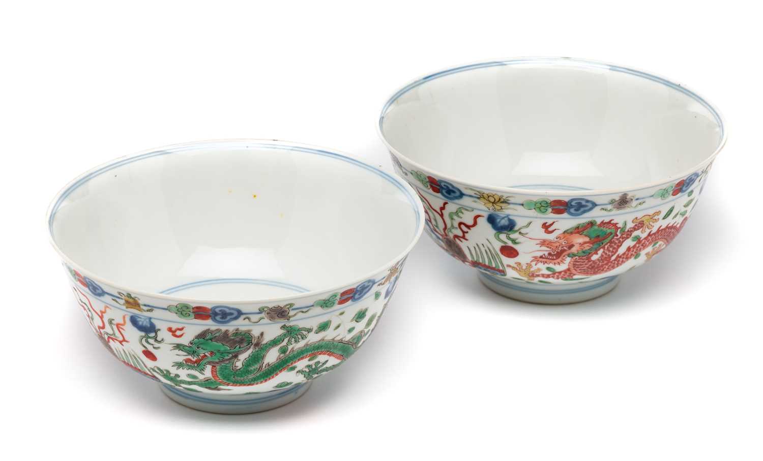 Lot 31 - A PAIR OF CIHNESE WUCAI ~DRAGON AND PHOENIX~...