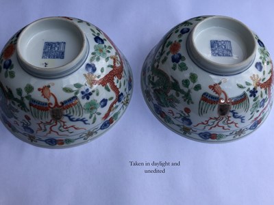 Lot 31 - A PAIR OF CIHNESE WUCAI ~DRAGON AND PHOENIX~...