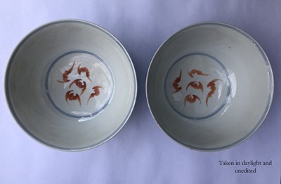 Lot 31 - A PAIR OF CIHNESE WUCAI ~DRAGON AND PHOENIX~...