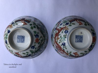 Lot 31 - A PAIR OF CIHNESE WUCAI ~DRAGON AND PHOENIX~...