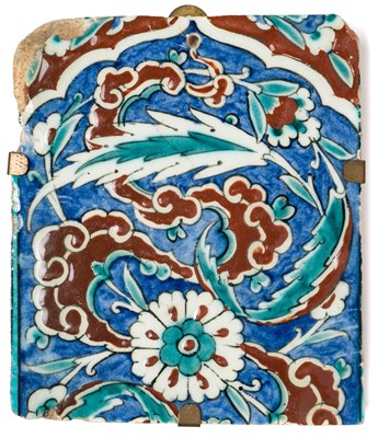 Lot 269 - AN IZNIK BORDER TILE FRAGMENT^ OTTOMAN...