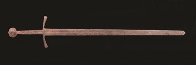Lot 51 - A FINE MEDIEVAL HAND-AND-A-HALF SWORD